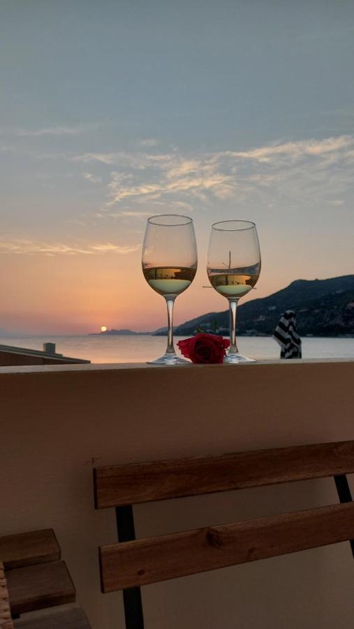 Onar Beachfront Residence, Loutraki Esterno foto